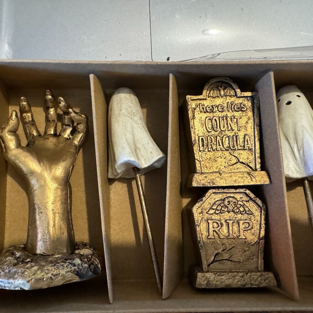SPOOKY HALLOWEEN CAKE TOPPERS OR TABLE DÉCOR NEW (BACHMAN’S) HAND, 2 GHOSTS, AND